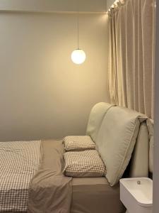 Voodi või voodid majutusasutuse A cozy homestay for families near the East Station toas