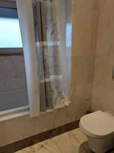 un bagno con un water e una tenda da doccia di Leiria Tranquil Hideaway a Leiria
