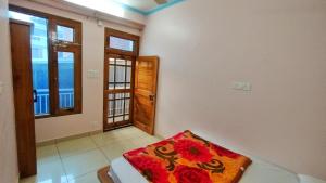 Postel nebo postele na pokoji v ubytování Katoch Apartments - Food & Stay + 19 fotografií