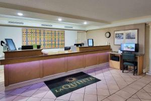 a hotel lobby with a reception desk and a waiting room at La Quinta Inn by Wyndham Amarillo West Medical Center in Amarillo