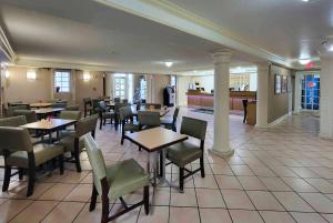a restaurant with tables and chairs in a room at La Quinta Inn by Wyndham Amarillo West Medical Center in Amarillo