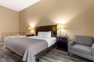 Postel nebo postele na pokoji v ubytování Quality Inn and Suites Groesbeck