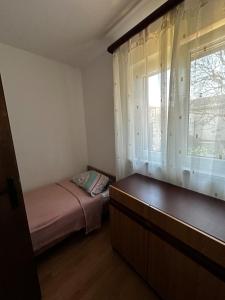 シベニクにあるCasa Bellaのベッドと窓のある小さな寝室