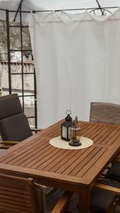 シベニクにあるCasa Bellaの木製テーブル(キャンドル付)