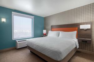 Home2 Suites By Hilton El Centro客房内的一张或多张床位