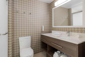 Home2 Suites By Hilton El Centro的一间浴室