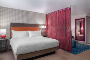 Home2 Suites By Hilton El Centro客房内的一张或多张床位