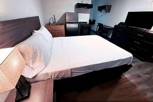Postel nebo postele na pokoji v ubytování Studio City Suites, a Travelodge by Wyndham