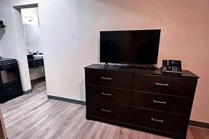 TV a/nebo společenská místnost v ubytování Studio City Suites, a Travelodge by Wyndham