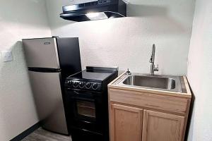 Kuchyň nebo kuchyňský kout v ubytování Studio City Suites, a Travelodge by Wyndham