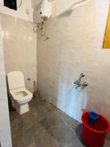 Ένα μπάνιο στο karma stays hostel morjim