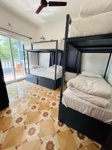 Ένα ή περισσότερα κρεβάτια σε δωμάτιο στο karma stays hostel morjim