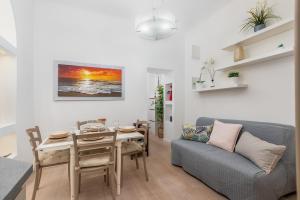 un soggiorno con un tavolo e un divano di Wonderful Brera Suite near Moscova M2 a Milano Altre 10 foto