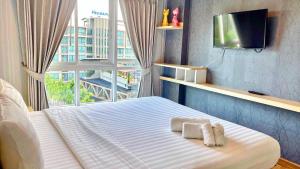 Un dormitorio con una cama con dos toallas encima. en spacious and modern Apartment in Ao Nang, en Ban Khlong Haeng