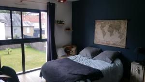 En eller flere senge i et værelse på Maison 24H du Mans pour Chambres