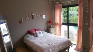 En eller flere senge i et værelse på Maison 24H du Mans pour Chambres