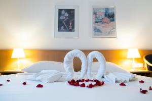 a bed with two swans made out of roses at Hotel Am Schlosspark , Wiesbaden in Wiesbaden