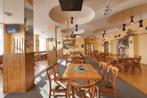 Restoran või mõni muu söögikoht majutusasutuses Hotel Belvedere Příbram