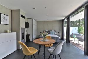 Η κουζίνα ή μικρή κουζίνα στο Moderne DHH mit zwei Apartments