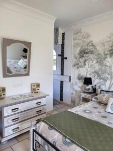 een slaapkamer met een bed en een muurschildering bij Maison d hôtes Salvatrice in Rouvroy +65 foto's