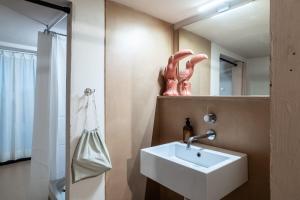 un bagno con un lavandino bianco e uno specchio di Giano Host - San Bernardo a Genova