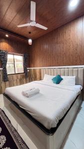 Postel nebo postele na pokoji v ubytování River Splash Resort,Karjat