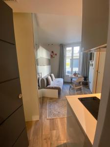 une cuisine et un salon avec un canapé dans l'établissement Cosy Studio Promenade, à Nice