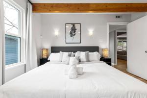 Llit o llits en una habitació de Historic Charmer Comfortable Walkable 33 fotos més