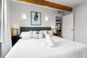 Llit o llits en una habitació de Historic Charmer Comfortable Walkable