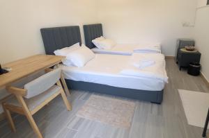 Postel nebo postele na pokoji v ubytování Grande Maldives Inn