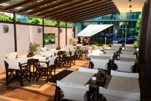 una fila de mesas y sillas en un restaurante en North Beach Hotel, en Primorsko