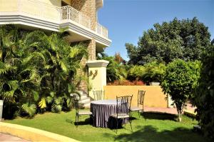 a table and chairs in front of a house at Alcor Kumbhalgarh - the family getaway in Kelwāra