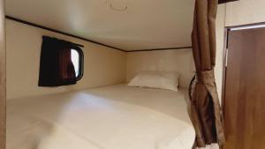 Postel nebo postele na pokoji v ubytování Rehla Rv Camper Van