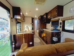Kuchyň nebo kuchyňský kout v ubytování Rehla Rv Camper Van + 9 fotografií
