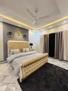 イスラマバードにあるSpacious & Lavish Kanal Portion in Islamabadの大きなベッドとソファのある広い寝室 +17枚の写真