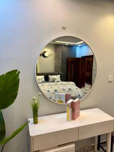 イスラマバードにあるSpacious & Lavish Kanal Portion in Islamabadのベッドと鏡のある寝室