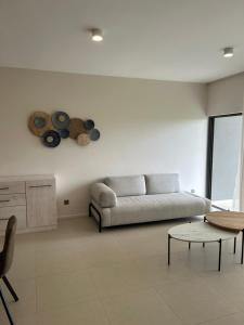 Χώρος καθιστικού στο Sky serenity two rooms apartment