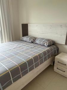 Ένα ή περισσότερα κρεβάτια σε δωμάτιο στο Sky serenity two rooms apartment