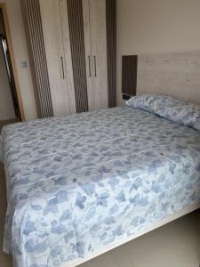 Ένα ή περισσότερα κρεβάτια σε δωμάτιο στο Sky serenity two rooms apartment
