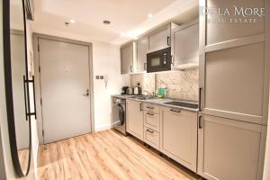 Köök või kööginurk majutusasutuses De la More stylish luxury apartment by the beach in brand new condition