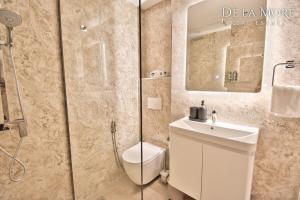 Vannituba majutusasutuses De la More stylish luxury apartment by the beach in brand new condition