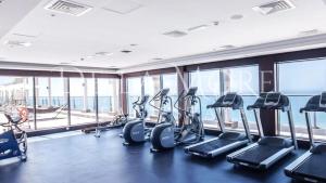 Fitness centrum a/nebo fitness zařízení v ubytování De la More stylish luxury apartment by the beach in brand new condition