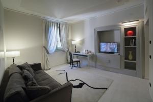 TV a/nebo společenská místnost v ubytování Grand Hotel Nizza Et Suisse