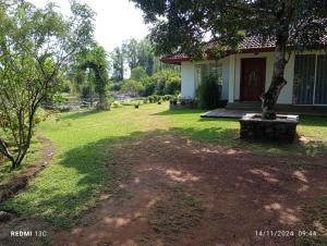 Сад в Rukgaha Thotupola Nature Villa at Bolgoda +2 фотографии