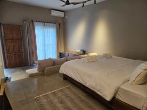 Un pat sau paturi într-o cameră la Hotel Blossom