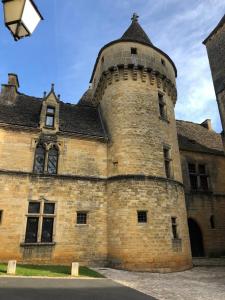un vieux bâtiment en briques avec une tour dans l'établissement Maison Honorine, à Saint-Geniès 4 autres photos