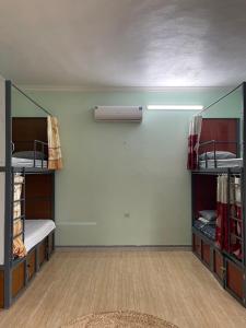 Habitación con 2 literas y pared en Chu hostel Tam Coc, en Vũ Lâm