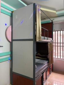 una habitación con una litera en una habitación en Chu hostel Tam Coc, en Vũ Lâm