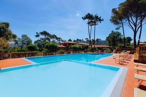 The swimming pool at or close to Residence Renaione