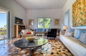 una sala de estar con un sofá y una mesa en Summer Villa in Porto Rafti, en Porto Rafti